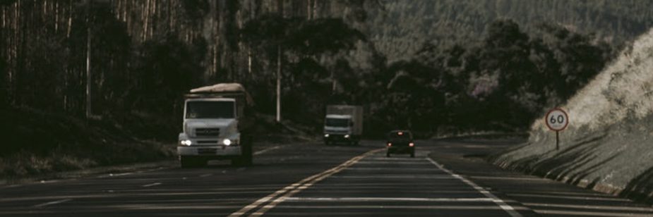 uma das dúvidas mais comuns é sobre a necessidade ou não de acompanhar o caminhão durante o trajeto, principalmente no caso de mudanças interestaduais.